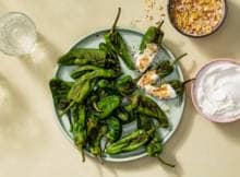 Of dubbel dippen is toegestaan? Het is een must. Gril deze padrónpepers op de BBQ en doop ze in romige fetadip en knapperige notencrunch. Een borrel dip met pit. 