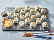 Zin in sushi? De California roll is wellicht de bekendste inside-out roll ter wereld  - met romige avocado, frisse komkommer surimisticks en zalmeitjes voor nét dat beetje extra.