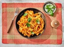 Zin in een pasta met een twist? Mafaldine pasta met geroosterde cherrytomaten, een vleugje knoflook en basilicum is simpel, smaakvol en brengt Italië direct naar je bord!