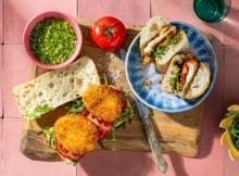 Zin in een next-level caprese? Deze sandwich met krokant gepaneerde mozzarella, pesto en tomaat geeft een verrassende twist aan de Italiaanse klassieker.