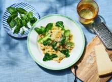 Wil je snel iets op tafel zetten én toch iets verrassends proberen? Tagliatelle, kikkererwten en bimi vormen een super(snel) trio.