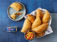 Koken met Princes: Ontdek de heerlijke smaak van tonijn empanadas! Met Princes tonijn bereid je eenvoudig een smaakvol gerecht uit de Latijns-Amerikaanse keuken. Maak het feestje compleet met een frisse ‘mango-tomaat’ salsa erbij. Eet smakelijk! 