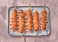 Deze Amerikaanse favoriet bestaat uit hotdogs gehuld in een krokant en smaakvol maismeelbeslag. Ideaal voor een gezellige snack-sessie. Je kan de hotdog vervangen voor een vega hotdog. Check het Allerhande recept.