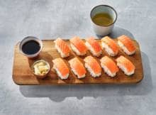 Nigiri, ontstaan in Edo (nu Tokio), biedt een authentieke sushi-ervaring met verse zalm op handgevormde rijstballetjes. Probeer ook variaties met avocado of garnalen. Check het Allerhande recept.