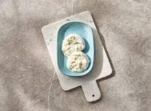Je eigen burrata maken? Met een bol biologische Italiaanse mozzarella, slagroom en een snufje zout creëer je binnen 10 minuten deze romige kaas. Na een paar uur rust is ‘ie perfect om te delen!