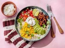 Deze maaltijd heeft alles van een burrito, behalve de burrito. Deze bowl met gekruid gehakt, tomaat, avocado, zure room en koriander is met iedere hap anders en verrassend lekker. 