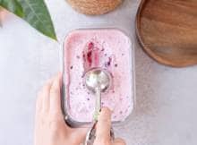 Smelt jij voor dit proteïne-ijs met maar 3 ingrediënten? Eiwitrijk én verfrissend. Perfect als verantwoord toetje of post-workout snack. Klaar in 5 minuten!