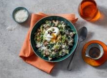De zwarte knoflook geeft deze risotto een extra mild aards smaakje. Die combineert heel fijn met de shiitake en spinazie. Het gepocheerde ei maakt het helemaal af.