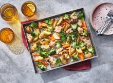 Een heel avg'tje zonder allerlei verschillende pannen? Handig! Dat doe je met deze traybake met kip en lekker veel groente en zwarte knoflook als subtiele smaakmaker.