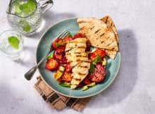 Pruimen in je salade? Tuurlijk! Zeker in combinatie met juicy kip en bosuitjes van de grill en een kruidige sumakdressing: smaakvol én gezond. Lekker met platbrood!