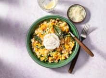 Romige orzo met zoete pompoen uit de oven, Grana Padano, een zacht gepocheerd eitje on top en afgemaakt met crunchy hazelnoten. Da’s pas comfortfood! 
