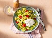 Pastasalade met orecchiette, da’s weer ‘ns wat anders! Met gekaramelliseerde romaatjes, crunchy bleekselderij en zelfgemaakte pistachepesto. Maak ‘m helemaal onweerstaanbaar met romige burrata. Deze pastasalade has it all!