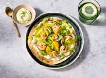 Crunchy tostada met frisse en licht-pittige salade van tomaten, bleekselderij, jalapeño, dille, rode ui en sappige garnalen: de ultieme combi tussen gezond en smaakvol!