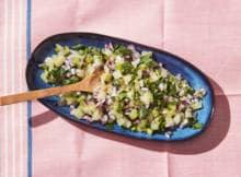 Een salsa doet het altijd goed als bijgerecht. Deze extra smaakmaker van ananas en jalapeño is zoet, maar pittig voor bij rokerige gerechten. Serveer de ananassalsa dus lekker bij wraps met kip, garnalen of varkensvlees.
