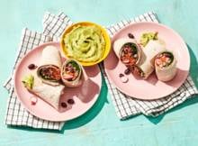 Deze gezonde burrito's zijn gevuld met kip, bonen en rijst, staan in 30 minuten op tafel én zijn vriendelijk voor je portemonnee. Wat wil je nog meer?