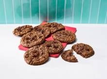 Proef de klassieker met een twist: chocolate chip cookies gemaakt van havermeel en vol met chocolate chunks. Perfect voor bij de koffie of als snack.