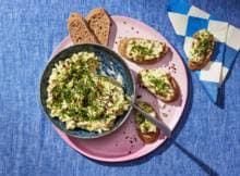 In deze eiersalade komt de romigheid niet van mayo, maar van avocado. De chipotle geeft een lekkere Mexicaanse twist.