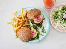 Wil je meer groente eten? Zet dan deze gezonde garnalenburgers met een knapperig laagje op het menu! Serveer met de zelfgemaakte coleslaw en voeg eventueel zelf nog wat verse frietjes toe.