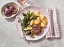 'Gewoon' een gezond AVG'tje? Gaan aan de slag met deze tartaartjes die je zelf op smaak brengt met tijm. Groente: broccoli en uien uit de oven. Zo simpel kan een gezond maaltje zijn.
