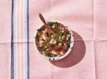 Fris met een umami-kick: in deze tomatensalsa rasp je de tomaten en combineer je ze met smaakmakers als peterselie en ui.