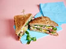 Stapelen maar! Ga de hoogte in tijdens de lunch met deze gezonde clubsandwich met rosbief, zuivelspread en ei. Liever vega? Vervang de rosbief door gegrilde groenten of plakken 30+ kaas.