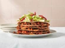 Taart, maar dan net even wat gezonder. Deze tortillataart met gehakt, groenten en krokante wraps is een leuke twist op Mexicaanse wraps. Ook leuk om samen met kinderen te maken.