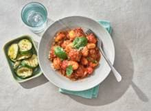 Geen pasta 'n meatballs, maar gnocchi! Handig, de gehaktballetjes en gnocchi stoof je samen in een pan in de saus. Voor wat extra groente: gegrilde courgette!