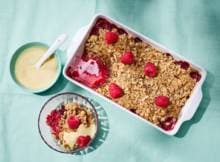 Bij dit fruitige toetje mag je veel kruimels maken. Deze havermoutcrumble van rood fruit en custard is een feestje op tafel.