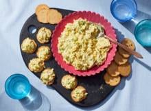 Deze gezonde kipkerriesalade is lekker licht dankzij de yoghurt. De kruiden, specerijen en adjumapeper maken het helemaal af. Kom maar op met die lunch!