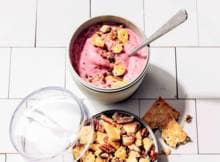 Fris zomerfruit, yoghurt en crunchy crumble on top: met deze snelle ontbijtsmoothie in het vooruitzicht stap je zéker met het goede been uit bed. Ook ideaal voor onderweg.