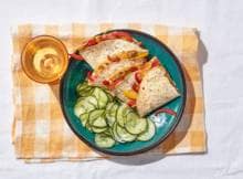 Quesadilla's uit de oven in plaats van in de pan. Handig, want zo kun je in een keer meerdere maken én doet de oven ook nog eigenlijk al het werk. Wij zijn fan. Vooral van deze gezonde variant.