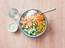 Voor deze rijstbowl marineer je de zalm in wasabimayo. Ja, echt! Geeft de zalm een lekker pittige kick. Heerlijk met frisse komkommer erbij.