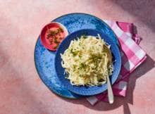 Deze selleriesalade is gezond, verfrissend en licht pittig. Gemaakt met magere yoghurt en een beetje extra vierge olijfolie. Door specerijen te roosteren komen er extra aroma’s vrij, waardoor je minder zout nodig hebt.