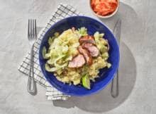 Stamppotje anders: met knapperige spitskool en een mals varkenshaasje. Extra groente erbij? Ga voor een wortelsalade met kokos en limoen. You can thank us later.