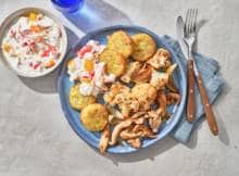 Een volledig AVG'tje op een bakplaat in de oven? Tuurlijk! Deze traybake met rösti, kip en bloemkool tover je zo op tafel, of eigenlijk de oven. In de tussentijd maak je een romige paprikasalade om er bij te serveren. Eetse!