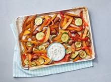 Een bordje vol kleur en smaak met zoete aardappel, chorizobraadworst, courgette en paprikamix. Lepel er wat tzatziki bij en je kunt zo aan tafel.