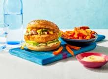 Visburger met mangosalsa en zoete aardappelfriet (advertorial)