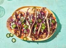 Gezonde taco's met geroosterde bloemkool en tofu. Lekker kruidig en een pitje dankzij de jalapeño. Ga jij ze maken?