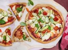 Pizza is geen guilty pleasure meer, want deze variant is hartstikke gezond! Met volkorenspeltmeel als basis, lekker veel groenten zoals courgette en tomaat, mozzarella én citroenricotta maak je een lekkere en balanceerde avondmaaltijd.