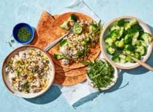 Met geroosterde bloemkool, kruidige tofu en een frisse rodekoolsalade maak je van deze volkoren taco’s een kleurrijke maaltijd. Binnen een half uurtje bereid, even de oven in en je kunt aan tafel.