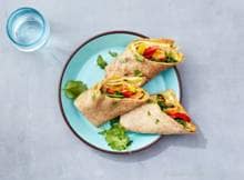 Makkelijk en lekker. Deze wraps met hummus, gegrilde groenten en een omelet met ras el hanout staan in 20 minuten op tafel. Ideaal voor een doordeweekse dag.