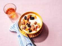 Start je dag met zo’n feestontbijt en je wordt vanzelf een ochtendmens. Of draai je nog eens om, want dit schaaltje yoghurt, fruit en crunchy ontbijtgranen staat in 10 minuten op tafel.