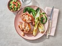 Probeer maar eens: zoete aardappel uit de oven, gevuld met kip met gebakken paksoi erbij. Voor wat extra groen doen we er een komkommersalade bij.