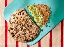 Soda bread bevat geen gist, maar wordt lekker luchtig door baking soda. Deze variant met havervlokken is gezond en binnen 20 minuten gemaakt. Even de oven in en daarna gezond beleggen voor een lekkere lunch.