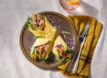 Geen pita, maar een vegetarische wrap met vega kip-shoarma, komkommer en rodekool. Comfort food op z'n best!