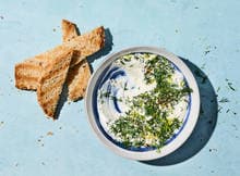 Wist jij dat je met een restje zuivelspread een overheerlijke dip kunt maken? Door de toevoeging van citrusfruit en dille tover jij in een handomdraai iets verfrissends op tafel. Lekker met bijvoorbeeld vis.