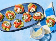 Heb jij nog een bakje cottagecheese over? Maak er deze lekkere chips van! Tijdens de oventijd schaaf je de komkommer en snijd je de zalm. Voor je het weet, zijn ze al klaar!