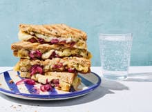 Kazen, kruiden en zachte rode uien: deze tosti heeft het allemaal. En dankzij de 30+ kaas is hij ook gewoon gezond. Het perfecte recept om die restjes kaas uit de koelkast op te maken!