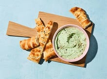 Gebruik de leftovers uit jouw bakje zuivelspread voor een heerlijke groene-kruidendip. Lekker voor op stokbrood of een stuk vlees zoals biefstuk, of op een soepje.