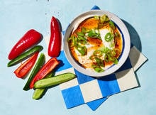 Zuivelspread over? Deze pittige paprikadip is lekker én gezond! En dankzij de kleurrijke olie en groene bosui is het een echt plaatje op tafel. Lekker met platbrood, snoepgroente of toast.